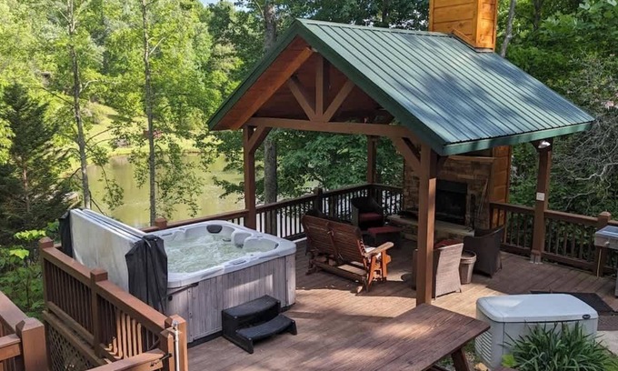 Morganton Cabina | CaBEARnet Creek - hot tub, pet friendly, fire pit