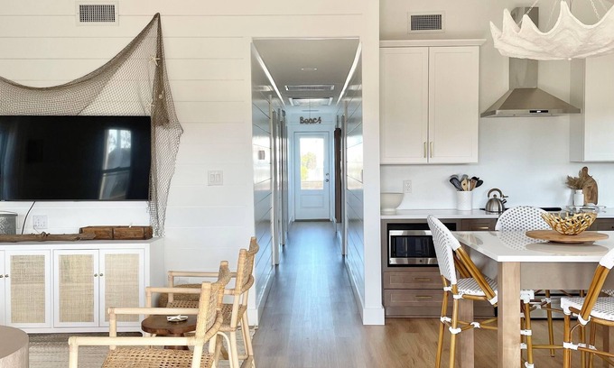 Nags Head Cabaña | Cabell’s Coastal Cottage-Sleeos 8,Jockey’s Ridge, 1 mile to beach Sunsets & Pets