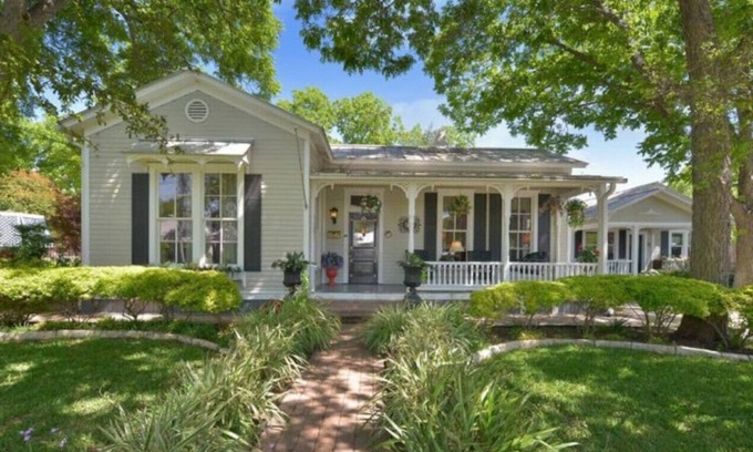 New Braunfels Villa | Cabernet Villa at Zink Haus*1 Block to Comal River*Walk to Downtown NBTX