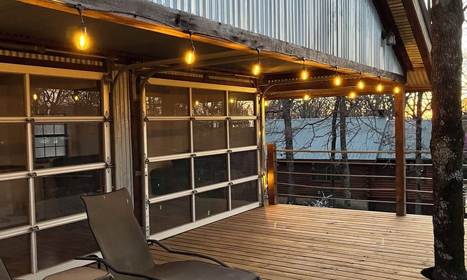 Vian Cabina | Cabin 1, AKA The Treehouse 1 bedroom and a loft. 2 bathrooms. Sleeps 5