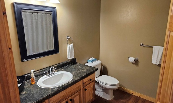 Isle Complejo | Cabin 10 2 bedroom in Isle with WiFi and stunning lake views on ground floor