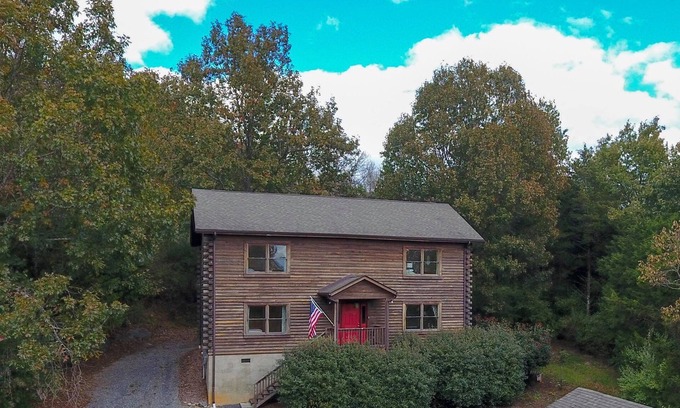 Lexington Cabina | Cabin 115, Luxury 6 bedroom, 3 bath cabin minutes from Downtown Lexington!