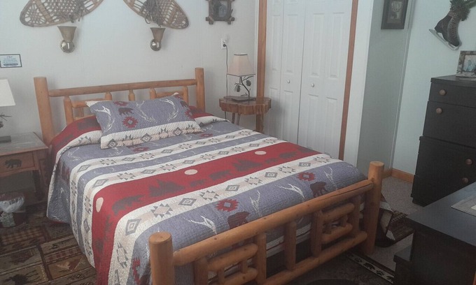 Blue Mountain Lake Apartamento | Cabin 2 - Unit 4 at Blue Mountain Rest sleeps 6