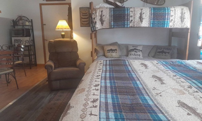 Blue Mountain Lake Cabina | Cabin 2 - Unit 3 sleeps 5 people