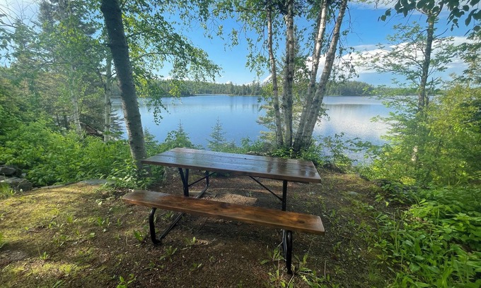 Ely Cabina | Cabin 3 'Kingfisher' 1 BR, 2 pp, overlooks lake, access to boats!