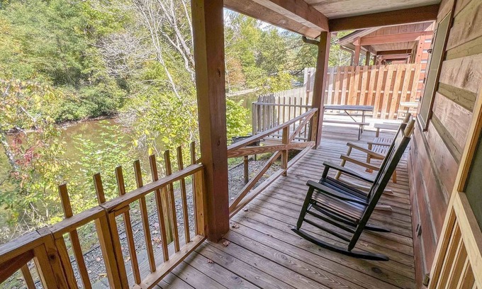 Cherokee Cabina | Cabin #3 - Riverfront w/ Gas Fireplace and more!