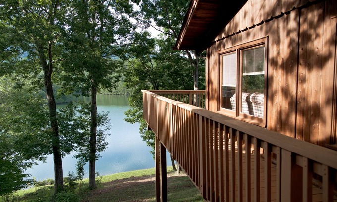 Huddleston Cabina | Cabaña # 3 Smith Mtn Lake. Vistas / Frente al agua / Mascotas gratis / No wake cove / Dock