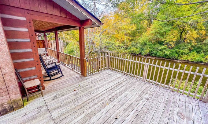 Cherokee Cabina | Cabin 4 - Riverfront w/ Gas Fireplace!