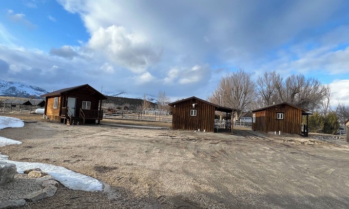 Almo Cabina | Cabin 5 at the Almo Inn Near City of Rocks/Castle Rocks Parks in Idaho