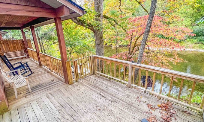 Cherokee Cabina | Cabin #6 - Riverfront w/ Gas Fireplace & more!