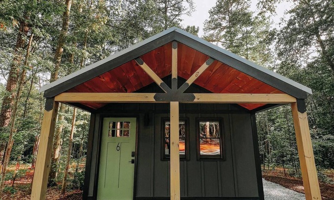 Hartwell Alquiler De RV | The tranquility of the woods surrounds Hartwell Cabins and RVs