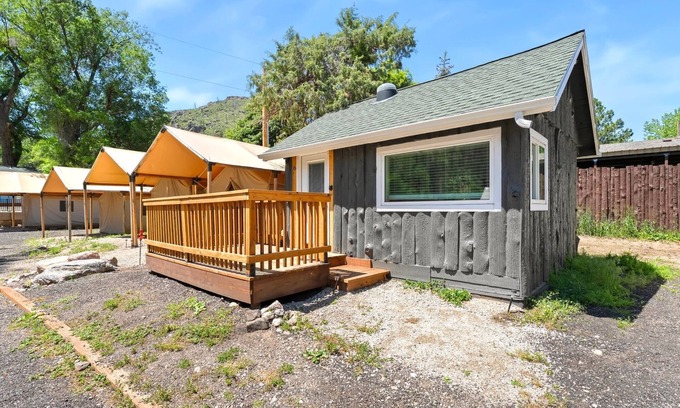 Poudre Park Cabina | Cabin 6 - The Buckhorn