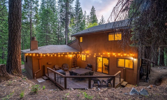 Sugar Pine Cabina | Cabin 7 Miles to Yosemite with Fast EV, Projector, King Beds
