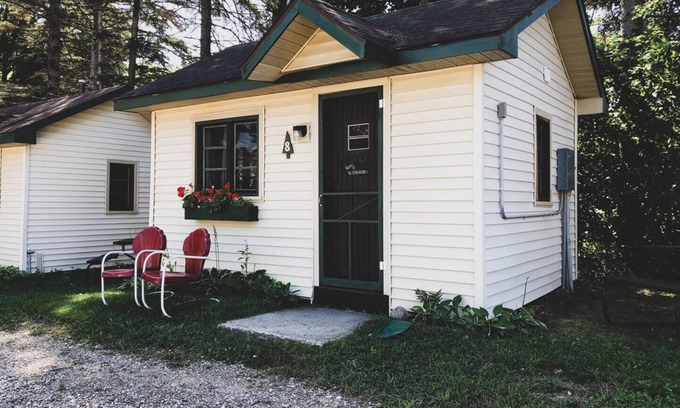 Cadillac Cabina | Cabin #8 - The Hemingway