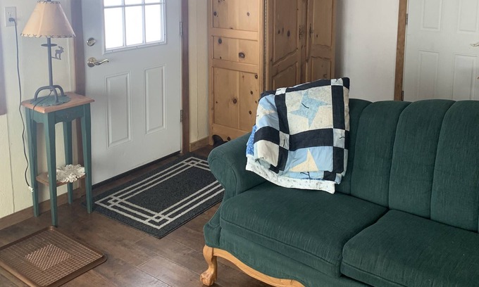 East Wenatchee Cabina | Cabin Bunkhouse on rural country ranch. Private quiet setting.