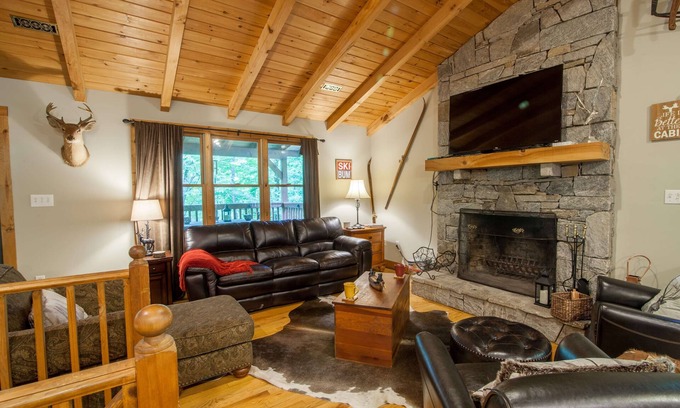 Blowing Rock Cabina | 2BD / 2. Cabaña 5BA en Blue Ridge Parkway con King Master Suite, Creek, Fire Pit, Shuffleboard Table, cerca de las atracciones de Blowing Rock y de la aplicación Ski Mtn.