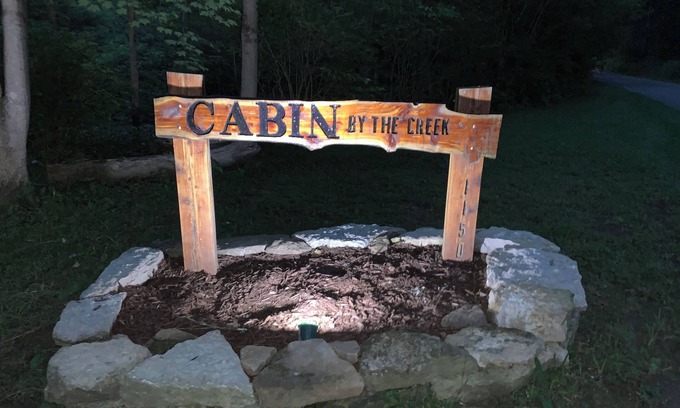 New Richmond Cabina | “Cabin by the Creek” located in Historic New Richmond, Ohio 3BR 2.5B sleeps 11