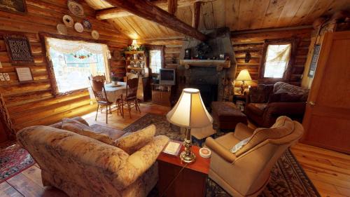 Red River Casa | Cabin By The Creek With High Speed Wifi