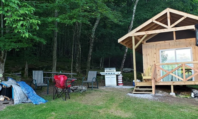 Jeffersonville Cabina | Cabin by the Rocks 12 x12 rustic cabin