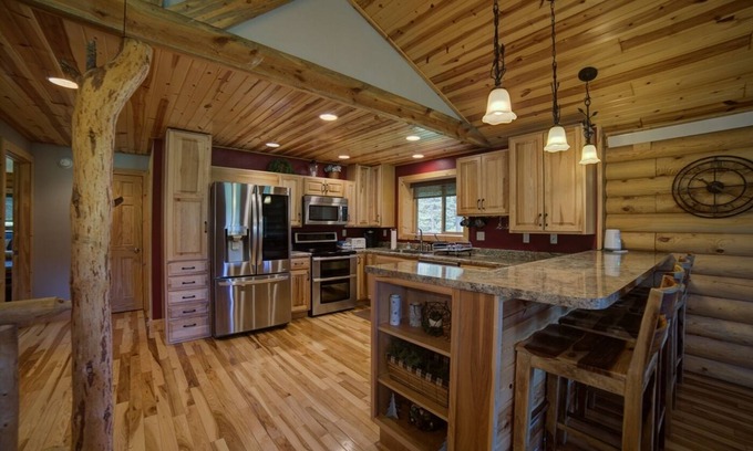 Nemo Cabina | Cabin close to Nemo, private stocked pond and hot tub great for families!