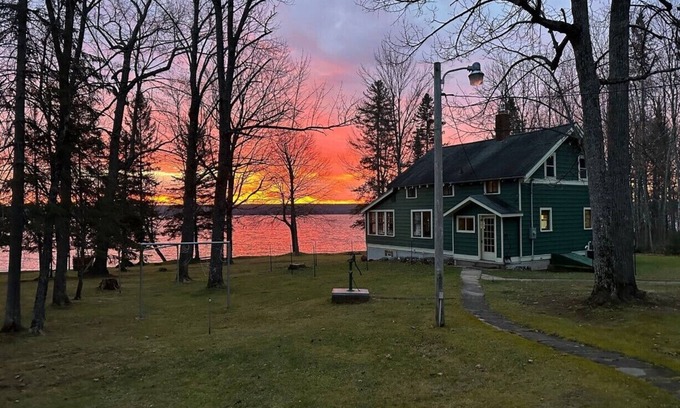 Marenisco Cabina | Cabin Creek on the western banks of Lake Gogebic