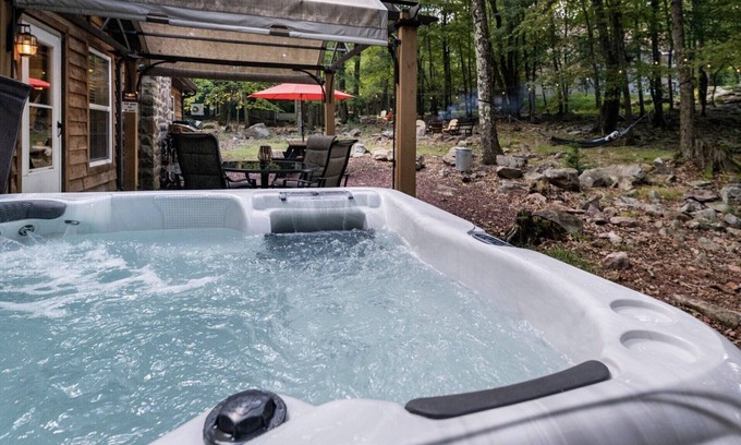 Lake Harmony Casa | Cabin Crunch: Lake Harmony. Entire home, Hot tub, Wood fireplace, All essentials