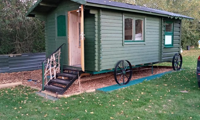 Malvern Otro | Cabin Dan
