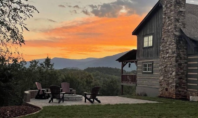Mill Spring Cabina | Cabin Dream is 20 minutes from TIEC. 1 hr. from Biltmore Estate. WC accessible