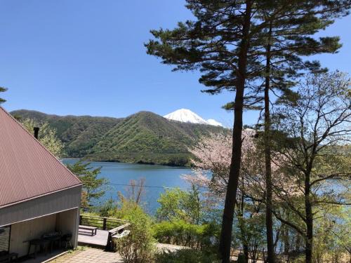 Fujikawaguchiko Casa | Cabin F Lake Saiko 1 min Mt Fuji Lakeview Villa Sleeps 10 BBQ Jacuzzi