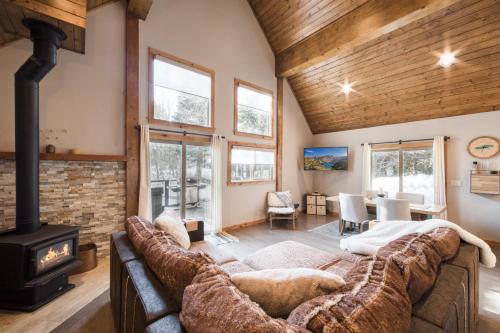Truckee Casa | Cabin Fever at Tahoe Donner by Tahoe Getaways - 2 BR with Hot Tub & HOA