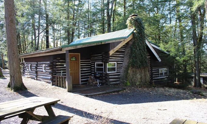 Clarington Cabina | Quaint Cabin For Large Family, Dog Friendly, 2 Minutes to River
