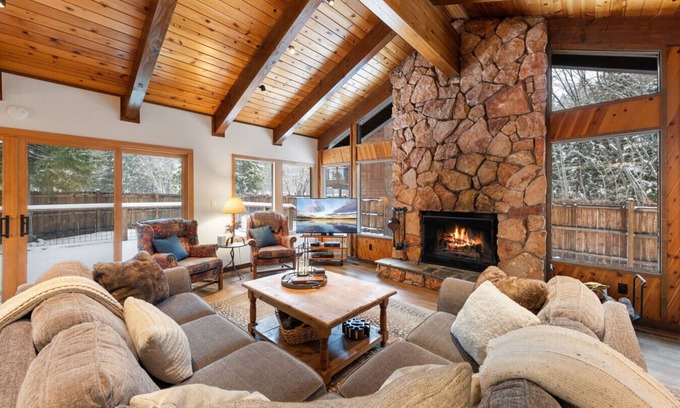 Tahoe Sierra Estates Casa | Cabin for 8 HotTub Walk to Private Beach for HOA