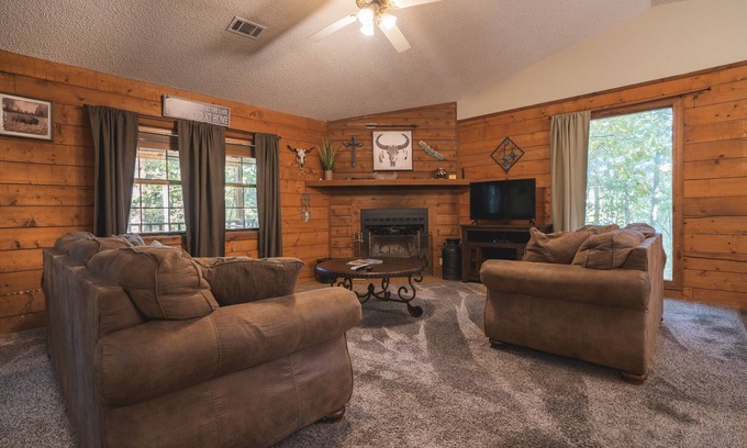 Royal Cabina | Cabin G at Safe Harbor Brady Mountain on Lake Ouachita!
