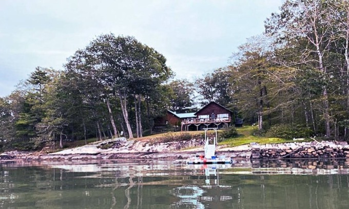 Boothbay Cabina | Cabin Gateway is located on the river with easy access to nearby attractions.