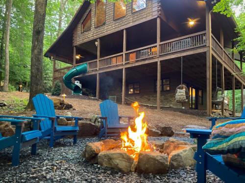 Morganton Casa | Cabin Getaway Near Atlanta Slide Deck Hot Tub