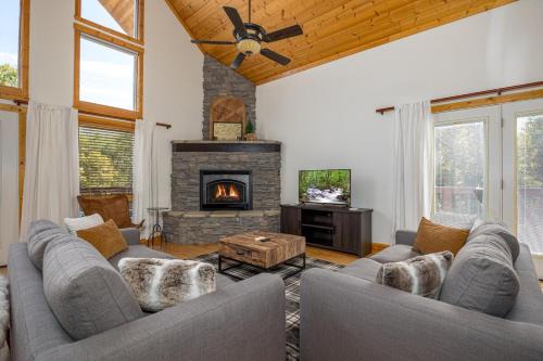 Sevierville Casa | Cabin Haven Theater Game room Hot Tub Yard