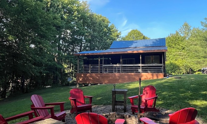Laurelville Cabina | Cabin in Hocking Hills with Hot Tub, Fire Pit and Covered Back Deck.