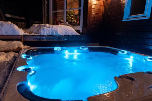 Svidalen Casa | Cabin in Hodlekve with 5 bedrooms & hot tub.