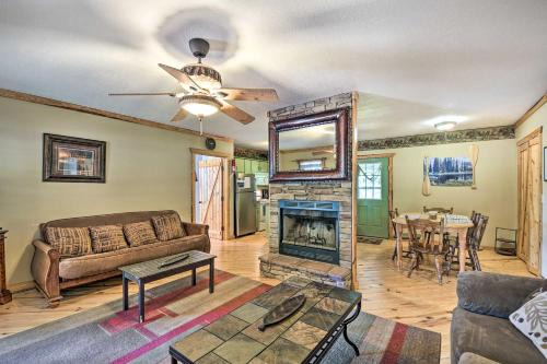 Guntersville Casa | Cabin in Resort - half Mi to Guntersville Lake!