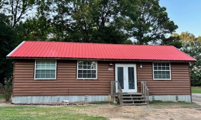Ashdown Cabina | Cabin in the middle of town, near the amenities,but hidden on a dead end street.
