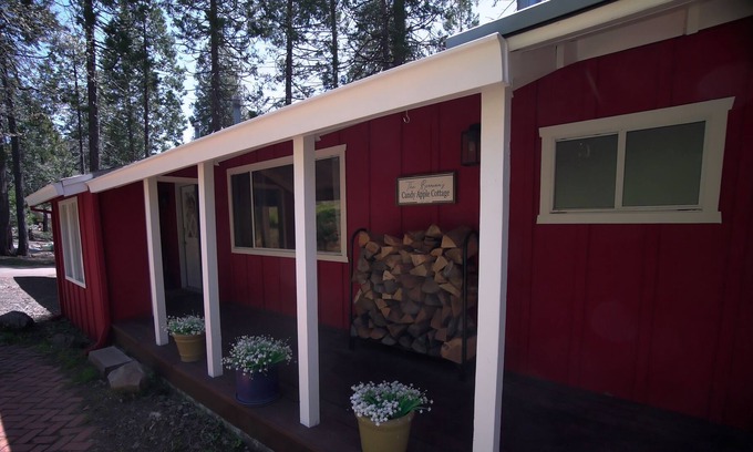 Glencoe Cabaña | Cabin in the mountains with private lake and hot tub
