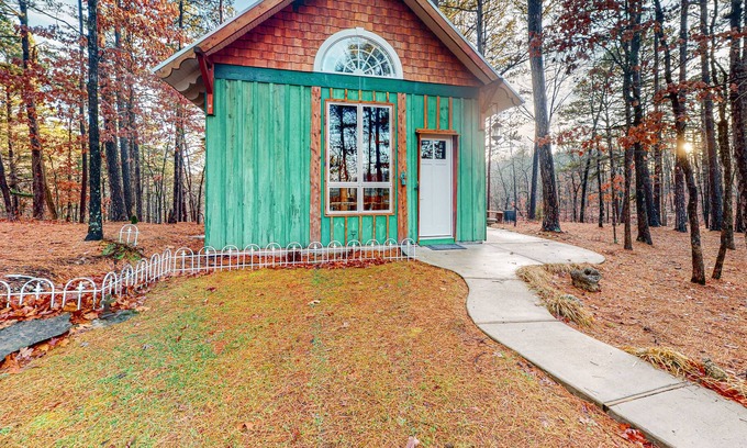 Eureka Springs Cabina | Cabin in the Ozarks with stunning views, private balcony, & washer/dryer
