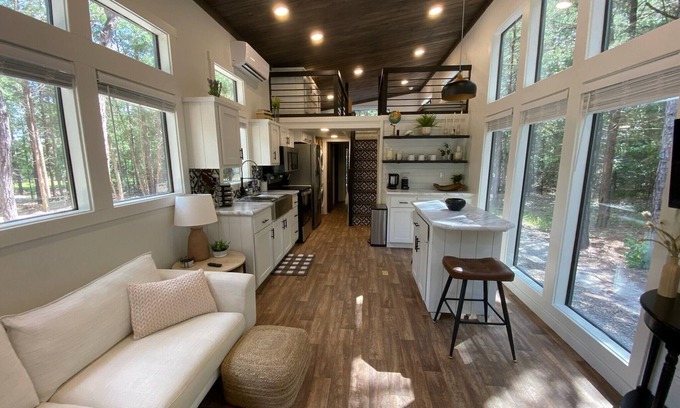 Dogwood Cabina | Cabin in the piney woods of East Texas, near lakes and state parks.