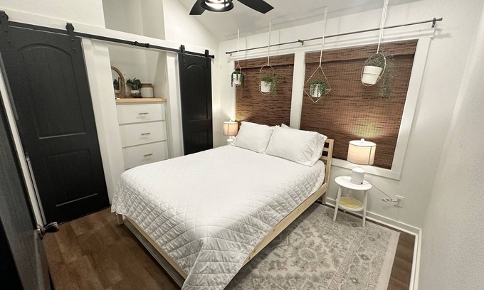 Dogwood Cabina | Cabin in the piney woods of East Texas, near lakes and state parks
