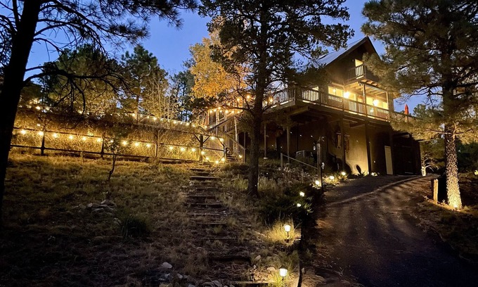 Ruidoso Cabina | Cabin in the treetops w/ Hot Tub & Culinary Garden