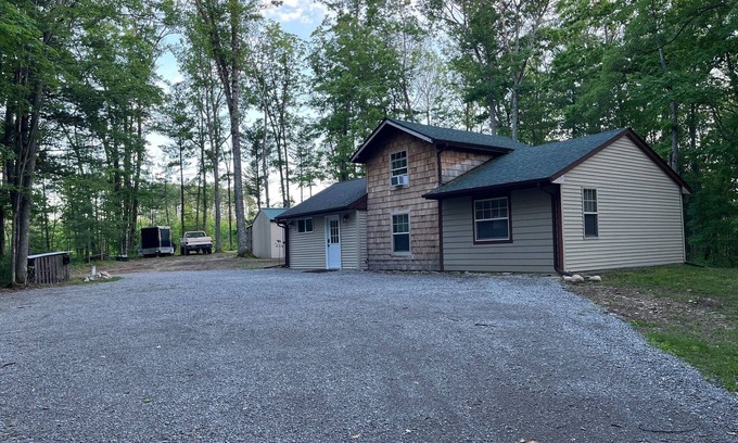 Crawford County Cabina | CABIN IN THE WOODS 3-2, Sleeps 8, 10 acres, pet friendly close to ORV trails!