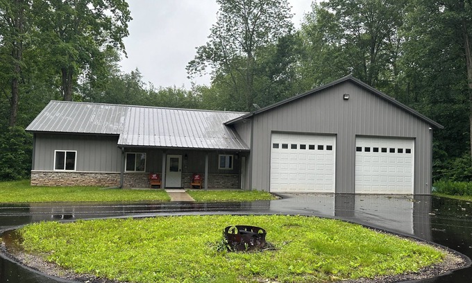Iola Cabina | Cabin in the Woods-Sleeps 10!