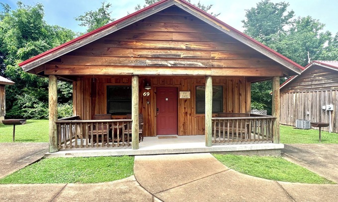 Mountain View Cabina | Cabin in town, walking distance to the courthouse square.