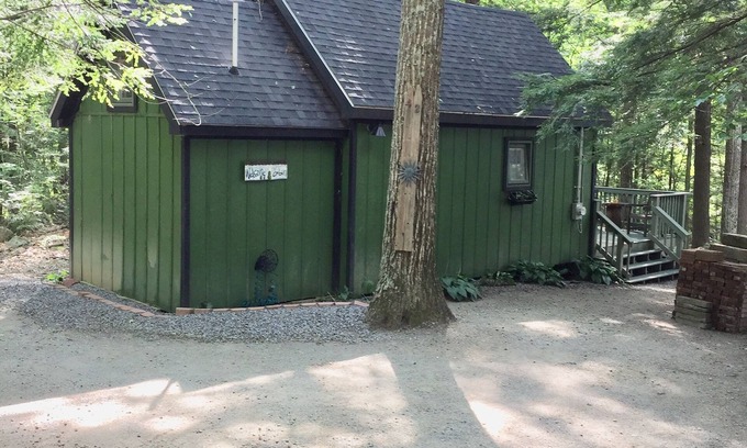 Manchester Cabina | Cabin in woods, with row to the lake