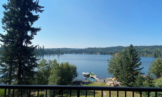 Deka Lake Cabina | Cabin / Lakehouse on Waterfront of Deka Lake